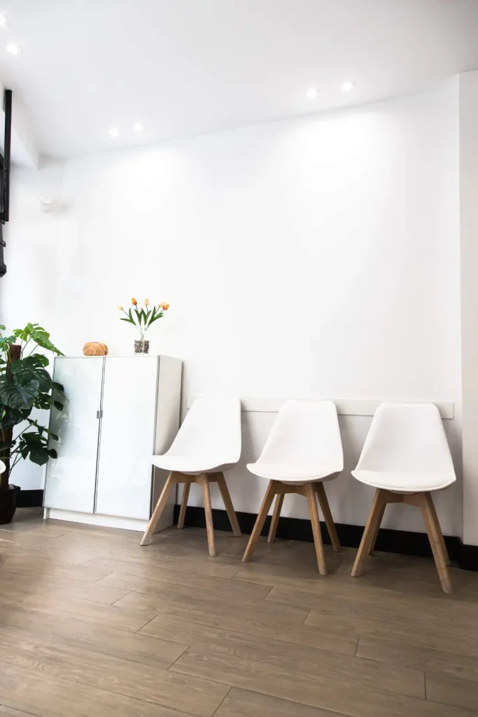 Asientos de la sala de espera de SD Clinic