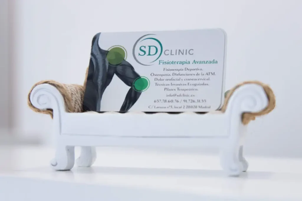 Tarjetas informativas de SD Clinic en recepción