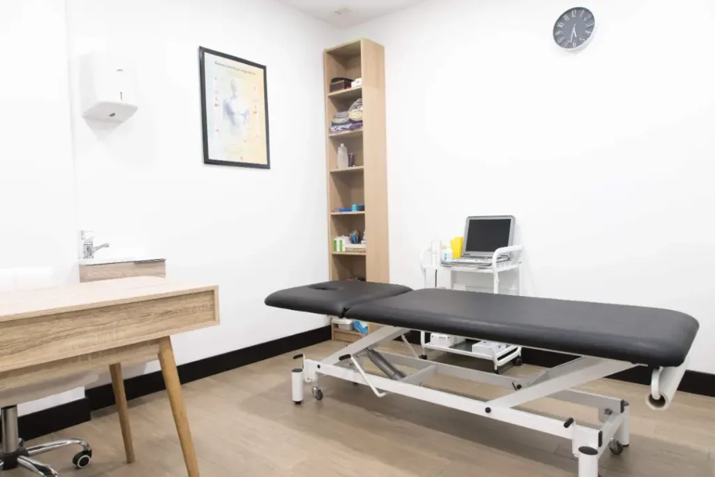 Consulta de fisioterapia con camilla y escritorio en SD Clinic