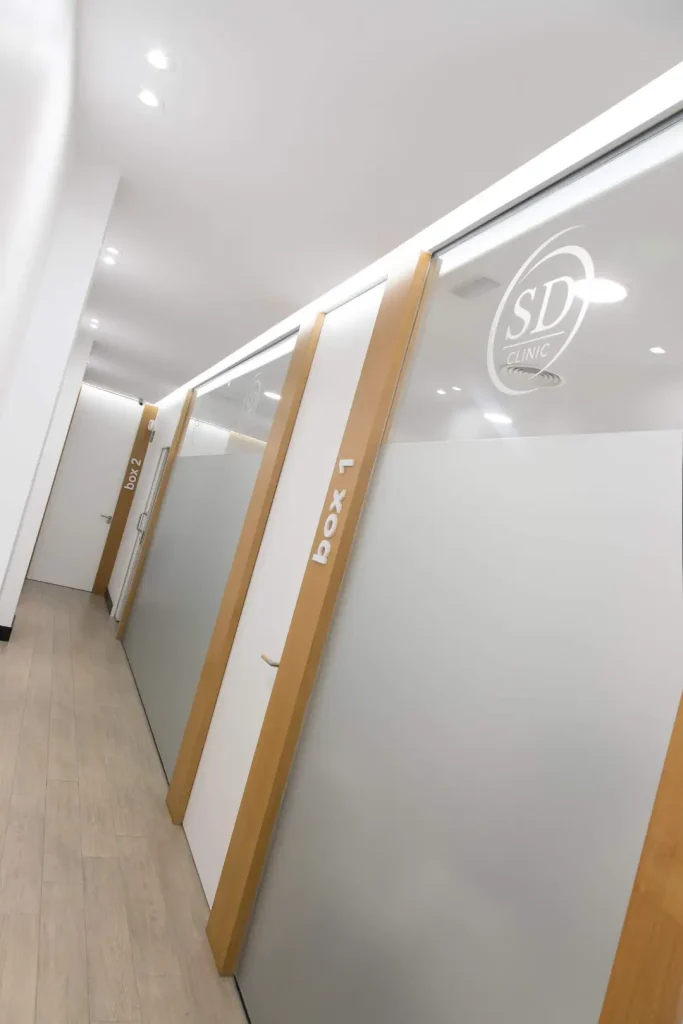 Pasillo de SD Clinic con acceso a las consultas