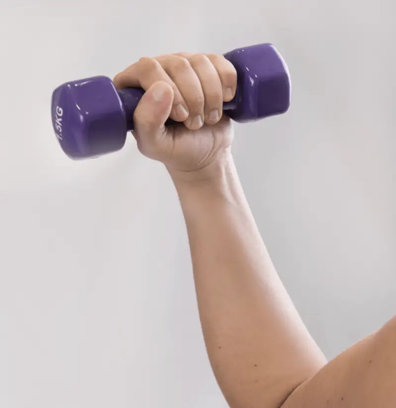 Ejercicio de fortalecimiento del brazo con una mancuerna