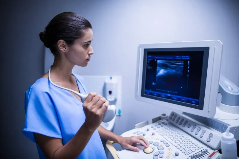 Profesional de fisioterapia junto a un ecógrafo