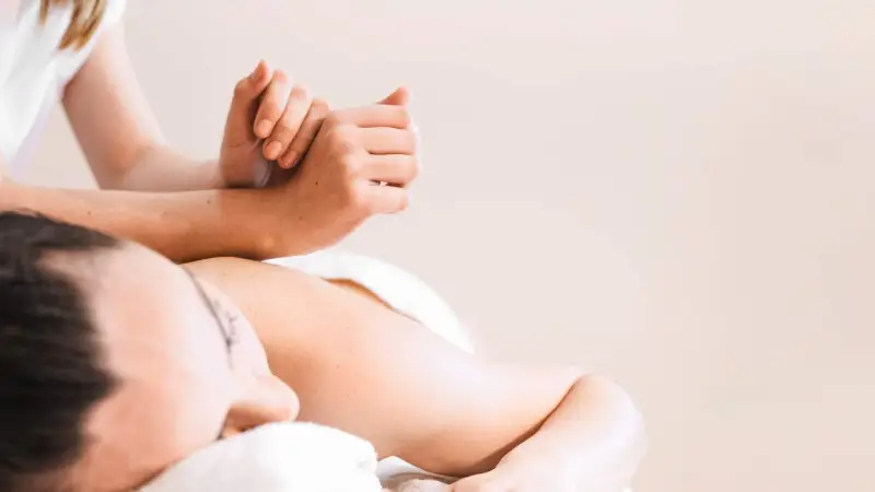 Masaje manual del cuello y los hombros de una paciente